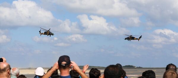 İstanbul Yeni Havalimanı'nda düzenlenen TEKNOFEST İSTANBUL Havacılık, Uzay ve Teknoloji Festivali kapsamında  ATAK helikopterleri harmandalı gösterisi gerçekleştirdi. - Sputnik Türkiye