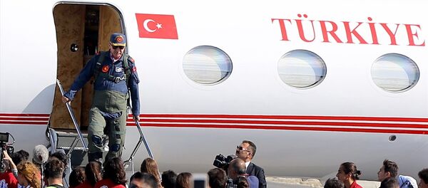 29 Ekim'de açılması planlanan İstanbul Yeni Havalimanı'na ikinci kez inen Erdoğan'ın kendisi için özel dikilen, üzerinde Cumhurbaşkanlığı forsu bulunan askeri pilot tulumunu giydiği gözlendi. - Sputnik Türkiye