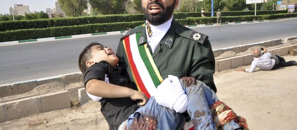 İran'ın Ahvaz kentinde askeri geçit törenine saldırı kadınlarla çocukları da vururken, hedefteki Devrim Muhafızları yaralı sivillere yardım etti. - Sputnik Türkiye