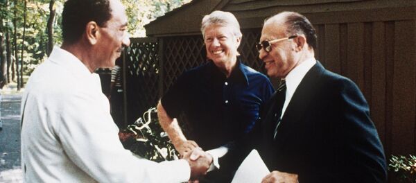 Camp David görüşmelerinde Enver Sedat, Jimmy Carter, Menahem Begin Camp David görüşmelerinde Enver Sedat, Jimmy Carter, Menahem Begin - Sputnik Türkiye