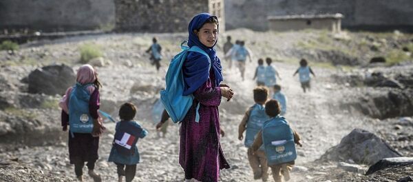Afganistan'da okula giden çocuklar Afganistan'da okula giden çocuklar - Sputnik Türkiye