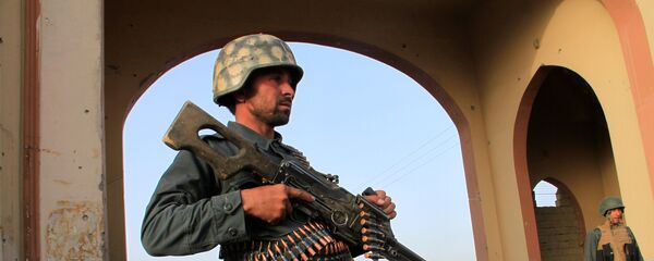 Afganistan'ın Gazni kentindeki bir kontrol noktasında görevli Afgan polisi - Sputnik Türkiye
