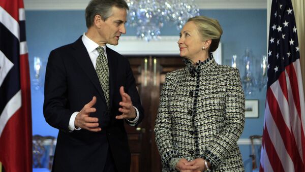 Libya harekatı döneminde Norveç ve ABD dışişleri bakanları Jonas Gahr Støre ve Hillary Clinton - Sputnik Türkiye