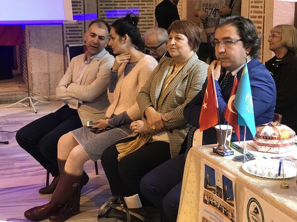 İstanbul Üniversitesi Edebiyat Fakültesi Slav Dilleri ve Edebiyatları Bölümü Rus Dili ve Edebiyatı Anabilim Dalı Başkanı Prof. Dr. Emine İnanır (soldan üçüncü) - Sputnik Türkiye