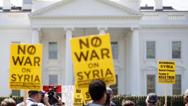 Beyaz Saray önünde ABD'nin Suriye'yi bombalamasını protesto eden eylemciler - Sputnik Türkiye