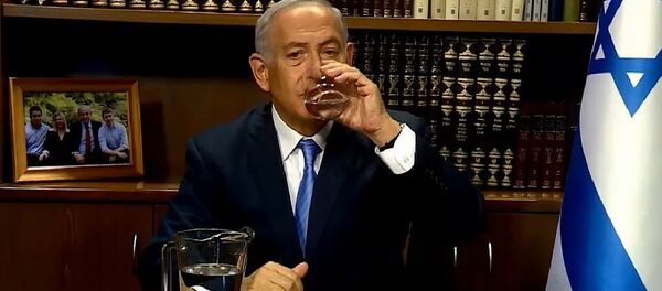İran'daki kuraklık sorununa el atan Netanyahu sürahi ve bardağa sarıldı. - Sputnik Türkiye