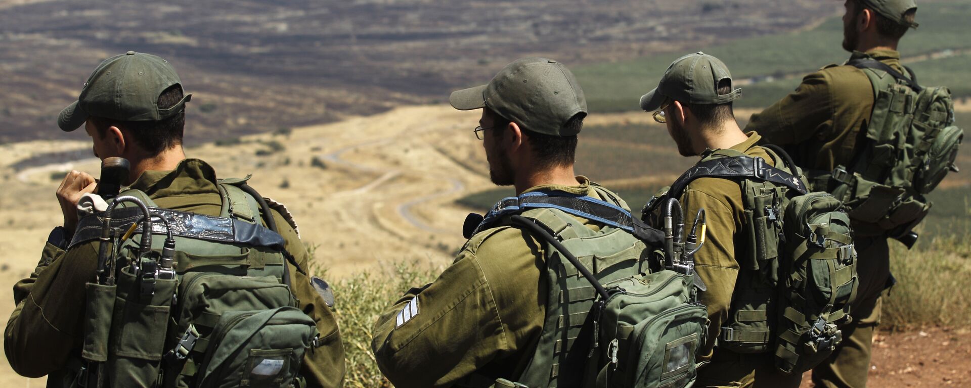 İsrail askerleri, Golan Tepesi'ndeki bir karargahtan Suriye'nin kontrolündeki Kuneytra'ya bakıyor. - Sputnik Türkiye, 1920, 10.04.2022
