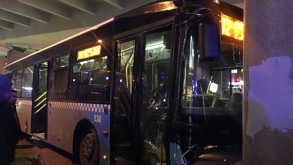 Mecidiyeköy'de halk otobüsü viyadük ayağına çarptı - Sputnik Türkiye