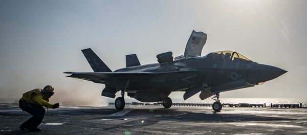 ABD donanması, Afganistan'da Taliban hedeflerini vurmak üzere USS Essex amfibik saldırı gemisinden havalanan F-35B Lightning'in görüntülerini yayımladı. - Sputnik Türkiye