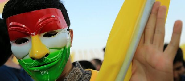 Eksi IKYB Başkanı Mesud Barzani'nin bi destekeçisi, Duhok'ta yapılan seçim mitiginde maske taktı. - Sputnik Türkiye