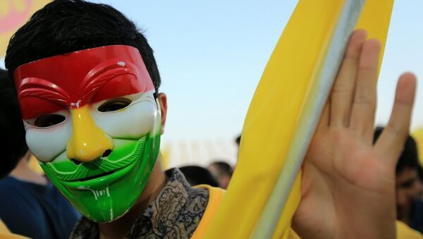 Eksi IKYB Başkanı Mesud Barzani'nin bi destekeçisi, Duhok'ta yapılan seçim mitiginde maske taktı. - Sputnik Türkiye