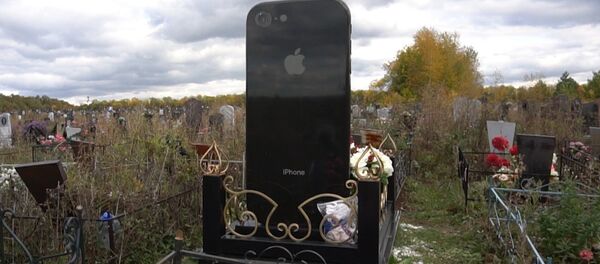 Rusya’da şaşkına çeviren iPhone şeklinde mezar taşı - Sputnik Türkiye