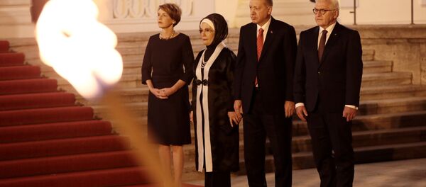 Türkiye Cumhurbaşkanı Recep Tayyip Erdoğan ve eşi Emine Erdoğan, Almanya Cumhurbaşkanı Frank-Walter Steinmeier'in onuruna verdiği yemeğe katıldı - Sputnik Türkiye