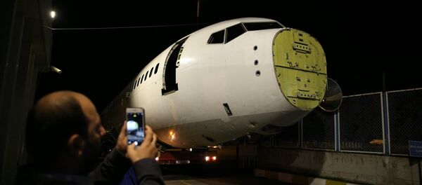 Trabzon Havalimanı'nda 13 Ocak'ta pistten çıkması sonucu hizmet dışı kalan uçağın gövdesi ile diğer aksamının Yomra ilçesine nakli başladı. - Sputnik Türkiye