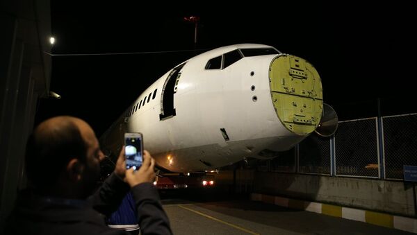 Trabzon Havalimanı'nda 13 Ocak'ta pistten çıkması sonucu hizmet dışı kalan uçağın gövdesi ile diğer aksamının Yomra ilçesine nakli başladı. - Sputnik Türkiye