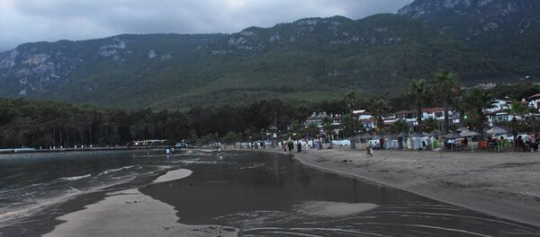 Muğla'nın Ula ilçesindeki Akyaka sahilinde deniz suyu kıyıdan yaklaşık 20 metre çekildi. - Sputnik Türkiye