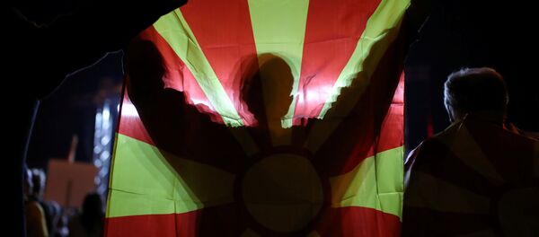 Makedonya'daki referandumun boykot edilmesi taraftarı olan göstericiler, yeterli katılımın sağlanamamasını kutluyor - Sputnik Türkiye