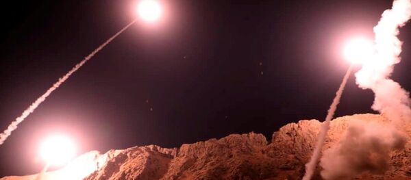 İran’ın, Suriye'nin Deyrizor kentine bağlı Elbu Kemal ilçesine düzenlediği füze saldırısı - Sputnik Türkiye