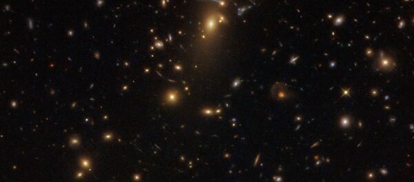 Uzay-zamanı 'büken' dev galaksi kümesi, Hubble tarafından görüntüledi - Sputnik Türkiye