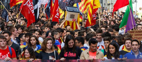Katalan başkenti Barselona'da bağısızlık referandumunun yıldönümünde yürüyüş düzenleyen öğrenciler, referandumun simgesi oy sandıklarını elden ele dolaştırdı. - Sputnik Türkiye