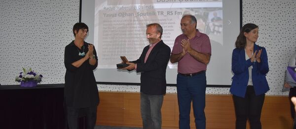 Yavuz Oğhan, Mimarlar Odası Ankara Şubesi'nin düzenlediği 3.Emre Madran Basın Ödülleri töreninde - Sputnik Türkiye