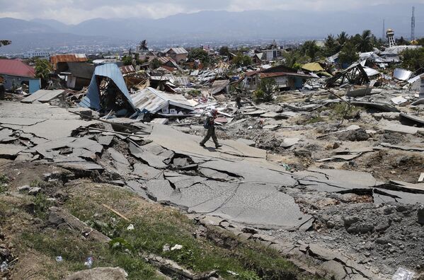 Endonezya Ulusal Afet Zararlarını Azaltma Ajansı (BNPB), Orta Sulawesi adasını vuran 7.5 büyüklüğündeki deprem ve ardından yaşanan tsunami faciasında ölenlerin sayısının 844'ten 1234'e yükseldiğini duyurdu. Cuma günkü depremin ardından boyları 6 metreye ulaşan tsunami dalgaları Orta Sulawesi'nin batı kıyısında bulunan küçük bir kent olan Palu'yu adeta savaş alanına çevirmişti. Yetkililer ölü sayısının artabileceğini zira hala ulaşılamayan bölgeler olduğunu belirtiyor. - Sputnik Türkiye