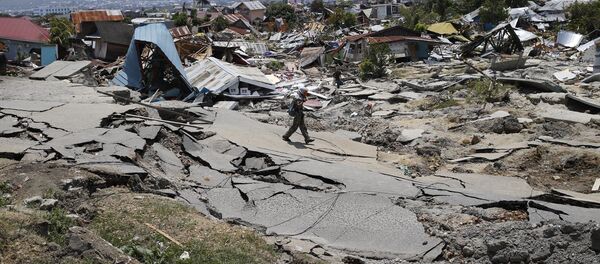 Endonezya Ulusal Afet Zararlarını Azaltma Ajansı (BNPB), Orta Sulawesi adasını vuran 7.5 büyüklüğündeki deprem ve ardından yaşanan tsunami faciasında ölenlerin sayısının 844'ten 1234'e yükseldiğini duyurdu. Cuma günkü depremin ardından boyları 6 metreye ulaşan tsunami dalgaları Orta Sulawesi'nin batı kıyısında bulunan küçük bir kent olan Palu'yu adeta savaş alanına çevirmişti. Yetkililer ölü sayısının artabileceğini zira hala ulaşılamayan bölgeler olduğunu belirtiyor. - Sputnik Türkiye