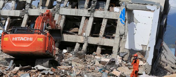Palu'daki arama kurtarma görevlileri hala enkaz altındakileri kurtarabileceklerini umuyor. Çöken 7 katlı, 80 odalı Roa Roa Otel'in enkazı altından 3 kişi canlı olarak kurtarıldı. Otel yıkıldığı sırada binada 50 kadar kişi olduğu sanılıyor. 9 kişinin ise cansız bedeninin çıkarıldığı belirtildi. 250 milyon kişiden fazla insan yaşadığı, 17 bin adadan oluşan Endonezya, Büyük Okyanus'ta bulunan ve tektonik tabakaların çarpışması ile oluşan  'Pasifik Ateş Çemberi' adlı deprem ve volkan kuşağında yer alıyor. Dünyadaki bir çok volkan patlaması ve deprem bu kuşakta meydana geliyor. - Sputnik Türkiye