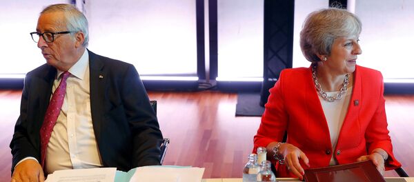 Salzburg'daki gayriresmi AB zirvesinde Avrupa Komisyonu Başkanı Jean-Claude Juncker ile İngiltere Başbakanı Theresa May - Sputnik Türkiye
