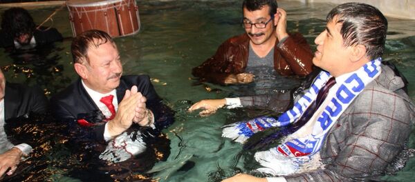 Haymana Belediye Başkanı, sanatçılarla birlikte kaplıcaya girdi - Sputnik Türkiye