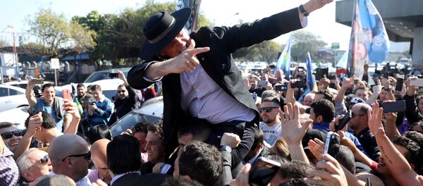 Jair Bolsonaro, Porto Alegre'de miting düzenlemek üzere indiği Salgado Filho Havaalanı'nda taraftarlarınca rock yıldızı gibi karşılanırken... - Sputnik Türkiye