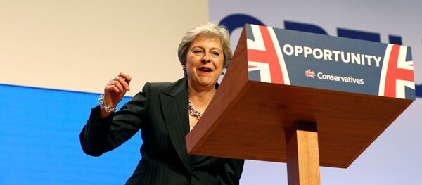 İngiltere Başbakanı Theresa May, Muhafazakar Parti Konferansı'nın son günündeki açılış konuşması için sahneye Abba grubunun 'Dancing Queen' şarkısı eşliğinde dans ederek geldi İngiltere Başbakanı Theresa May, Muhafazakar Parti Konferansı'nın son günündeki açılış konuşması için sahneye Abba grubunun 'Dancing Queen' şarkısı eşliğinde dans ederek geldi - Sputnik Türkiye