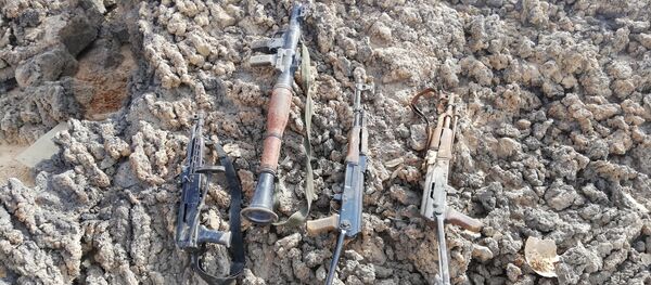 Militanlar silah bırakıyor ve sakallarını kesiyor - Sputnik Türkiye