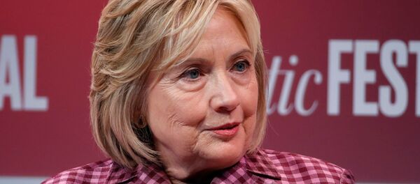 Hillary Clinton, Washington'daki 'Atlantic Festival'de Atlantic Genel Yayın Yönetmeni Jeffrey Goldberg'in sorularını yanıtladı. - Sputnik Türkiye