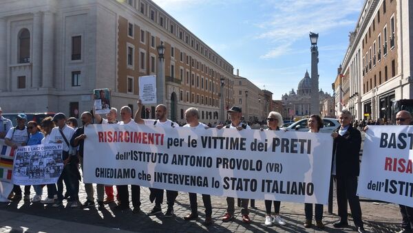 Vatikan'da çocuk istismarı protestosu - Sputnik Türkiye