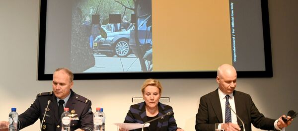 Hollanda Savunma Bakanı Ank Bijleveld, Genel İstihbarat ve Güvenlik Servisi Direktörü General Onno Eichelsheim ve İngiltere'nin Hollanda Büyükelçisi Peter Wilson - Sputnik Türkiye