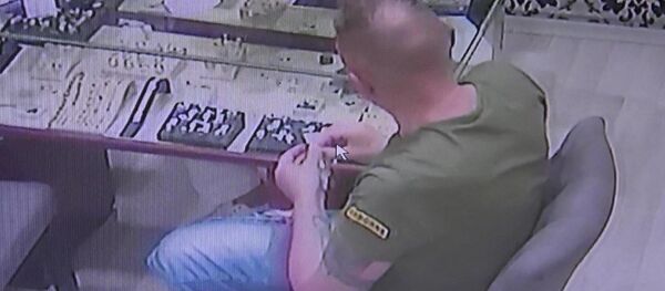 Çaldığı pırlantayı yutan İrlandalı turist İan Camppel - Sputnik Türkiye