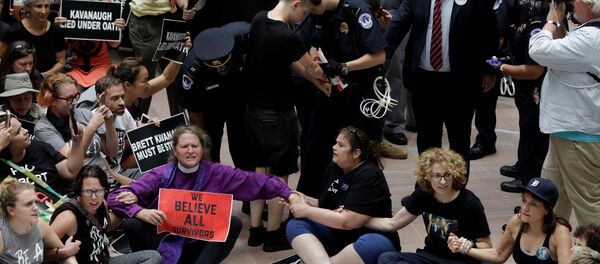Trump'ın Yüksek Mahkeme adayı yargı. Brett Kavanaugh'u Washington'da protesto eden kadınların yüzlercesi gözaltına alındı - Sputnik Türkiye