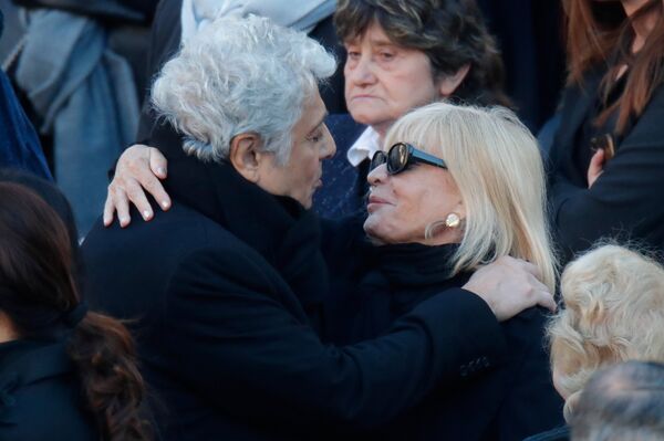 Şarkıcı Enrico Macias, yakın arkadaşı Charles Aznavour'un cenaze töreninde kızı Seda Aznavour'la kucaklaştı. - Sputnik Türkiye