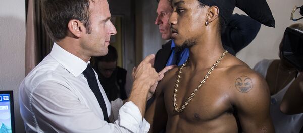 Fransa Cumhurbaşkanı Emmanuel Macron'un Karayipler'deki kasırgazede Saint Martin adasını ziyaretinde konuştuğu Reaulf Flemming adlı genç - Sputnik Türkiye