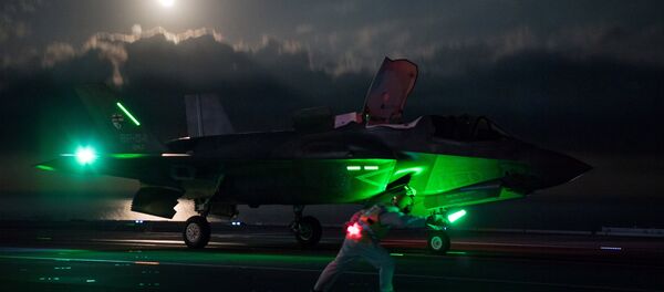 29 eylül 2018'de F-35 Lightning jetleri, İngiltere'nin en büyük savaş gemisi HMS Queen Elizabeth'den ilk gece uçuşu denemelerine başladı. - Sputnik Türkiye