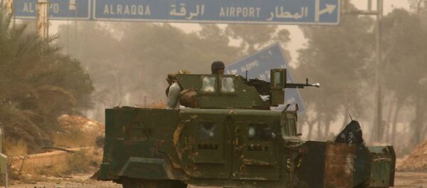 Cihatçılar Halep'in batısındaki Dahiyat el Esad'da askeri araçla manevra yaparken - Sputnik Türkiye