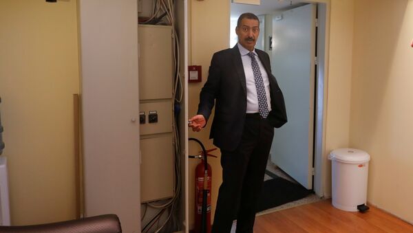 6 katlı binayı Reuters'e gezdiren Suudi Arabistan'ın İstanbul Başkonsolosu Muhammed Uteybi, Kaşıkçı'nın burada bulunmadığını kanıtlamak için mukavva kutuları ve klima kapaklarını bile açarak gösterdi. Ancak bu arada binada kameraların bulunduğunu, ama kameraların kayıt yapmadığını, dolayısıyla Kaşıkçı'nın giriş-çıkışına ve içerde ne yaptığına dair ellerinde görüntü olmadığını söyledi. - Sputnik Türkiye