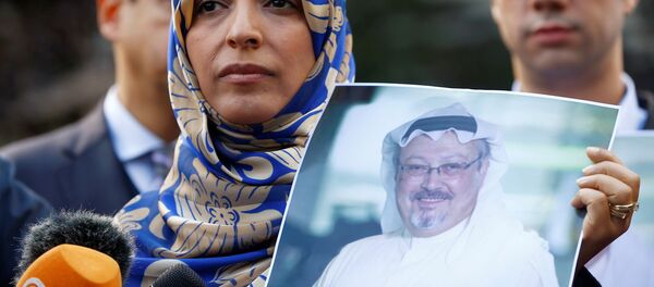 Suudi Arabistan'ın İstanbul Başkonsolosluğu önünde Cemal Kaşıkçı için gösteri düzenleyenler arasında Nobel Barış Ödüllü Yemenli aktivist Tevekkül Kerman da vardı. - Sputnik Türkiye