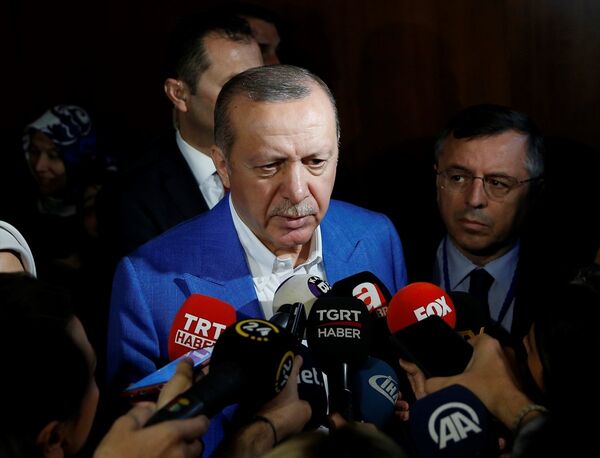 Cumhurbaşkanı Erdoğan, program sonrası basın mensuplarına açıklamalarda bulundu. - Sputnik Türkiye