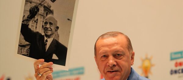 Erdoğan: İnönü'nün elindeki bayrak -dikkat edin- Türk bayrağı değil, elindeki bayrak Amerika bayrağı. - Sputnik Türkiye