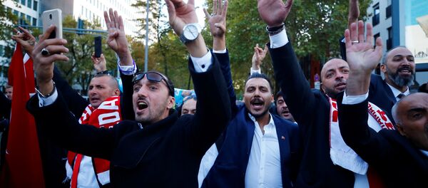 Erdoğan'ı Köln'deki DİTİB camisini ziyaretinde karşılayan taraftarları Erdoğan'ı Köln'deki DİTİB camisini ziyaretinde karşılayan taraftarları - Sputnik Türkiye