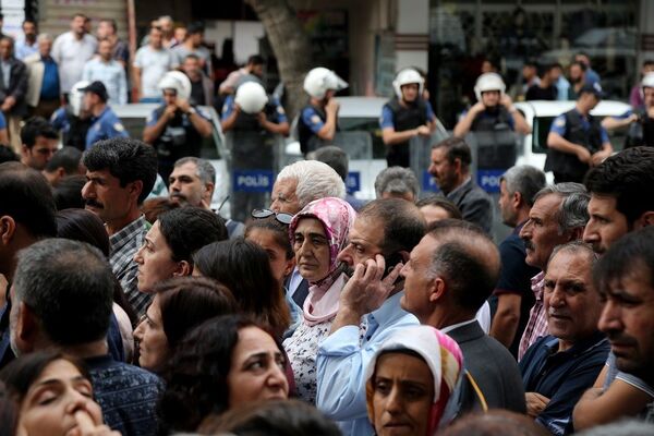 Diyarbakır’da HDP’den gözaltı protestosu - Sputnik Türkiye