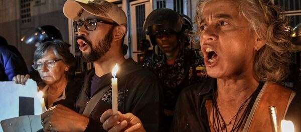 Venezüella cumhurbaşkanı Nicolas Maduro 'nun muhalifleri, Alban'ın intihar ettiği istihbarat servisi binasının önünde. - Sputnik Türkiye