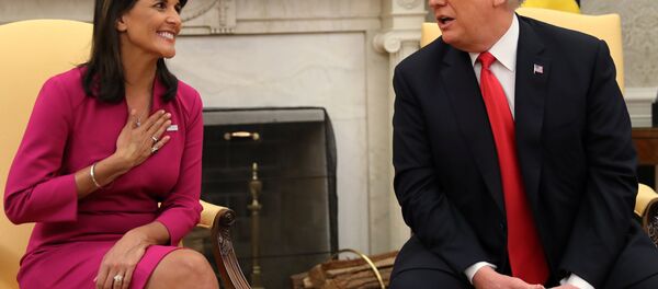 Beyaz Saray'daki Oval Ofis'te Trump Haley'in istifasıyla ilgili açıklama yaptı. - Sputnik Türkiye